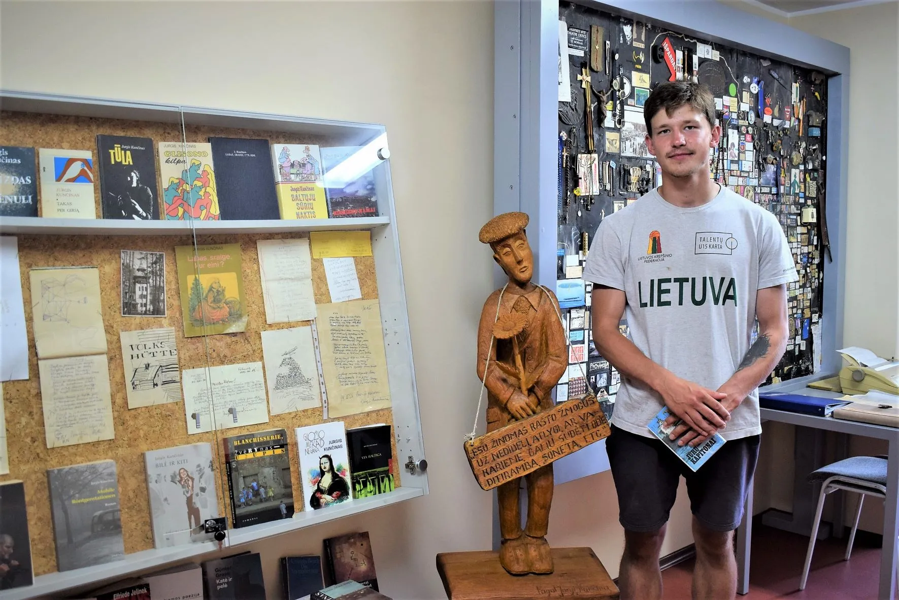 piligrimas gytis jurgio kuncino kambaryje jo vardo bibliotekoje 1 foto ilona krupaviciene