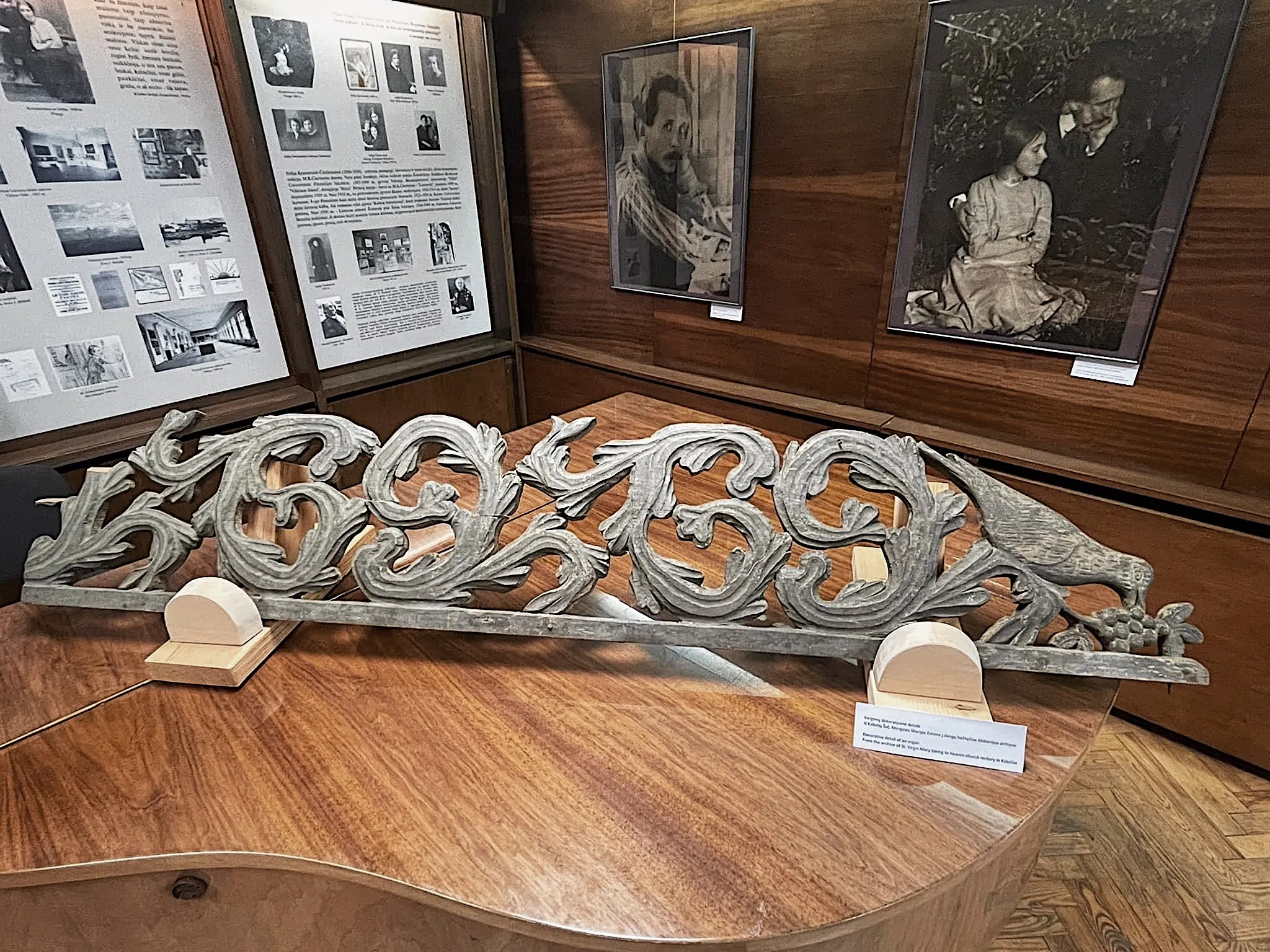 vargonu fragmentas su pauksteliu