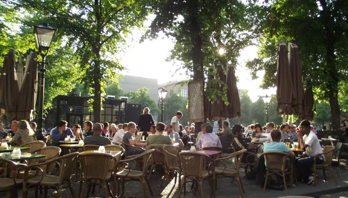 1024px terras op plein 715x408