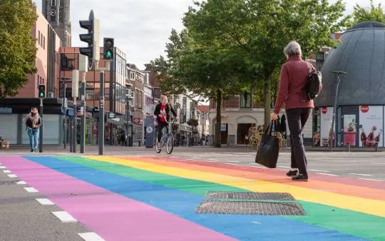 15006 fullimage regenboogoversteek kleurt amersfoort