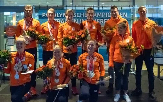 15117 fullimage 20211017 paralympische zwemmers ontvangen amersfoortse onderscheiding