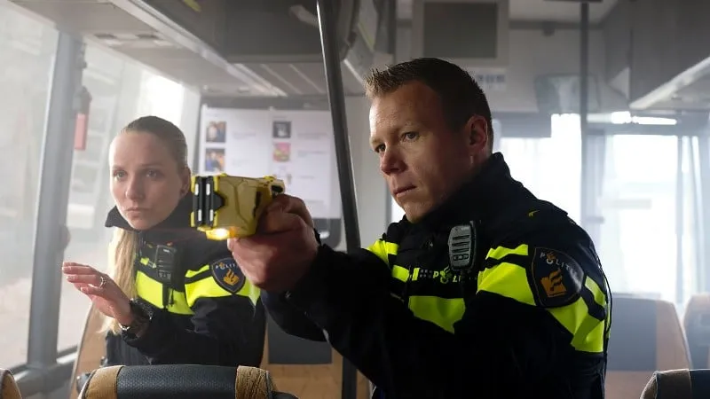 agenten richten taser 1 kopie