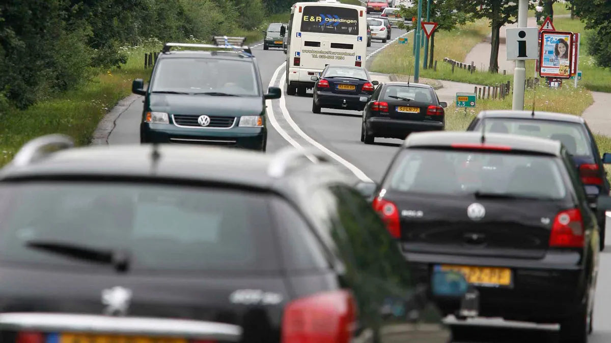 autos op verkeersweg
