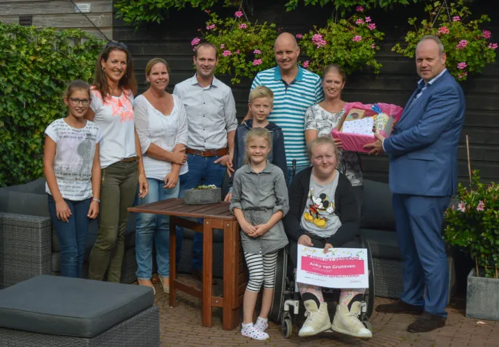 de familie reddering samen met wethouder tigelaar en de buren de hun het gebaar van waardering zo gunnen e1536001051780