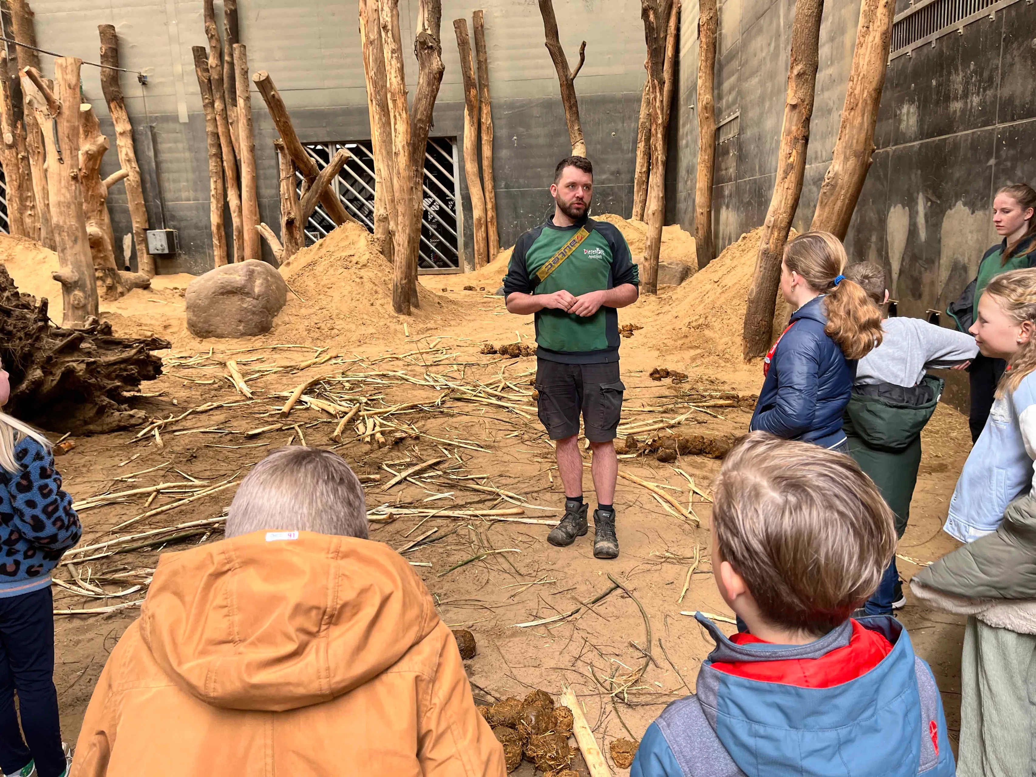 de kinderen gaan in gesprek met onder andere projectleiders en dierverzorgers over uiteenlopende onderwerpen en geven daarover een advies