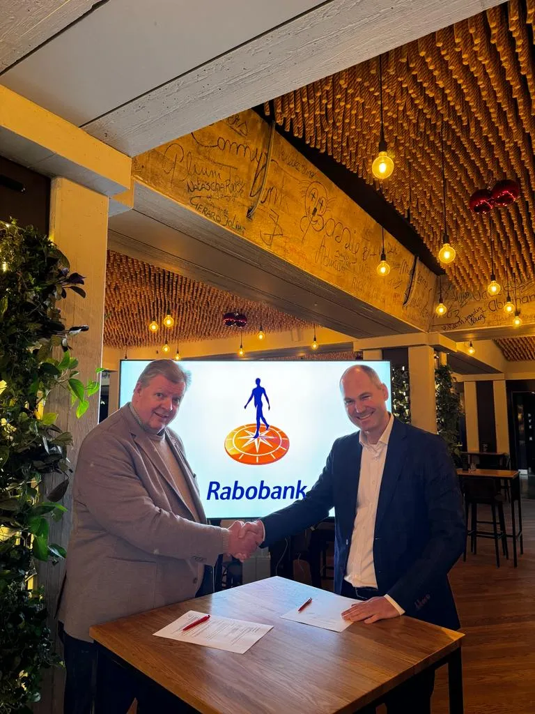 directeur flint harold warmelink en directeur cooperatieve rabobank eric zwart tekenen contract voor themadragerschap inclusie