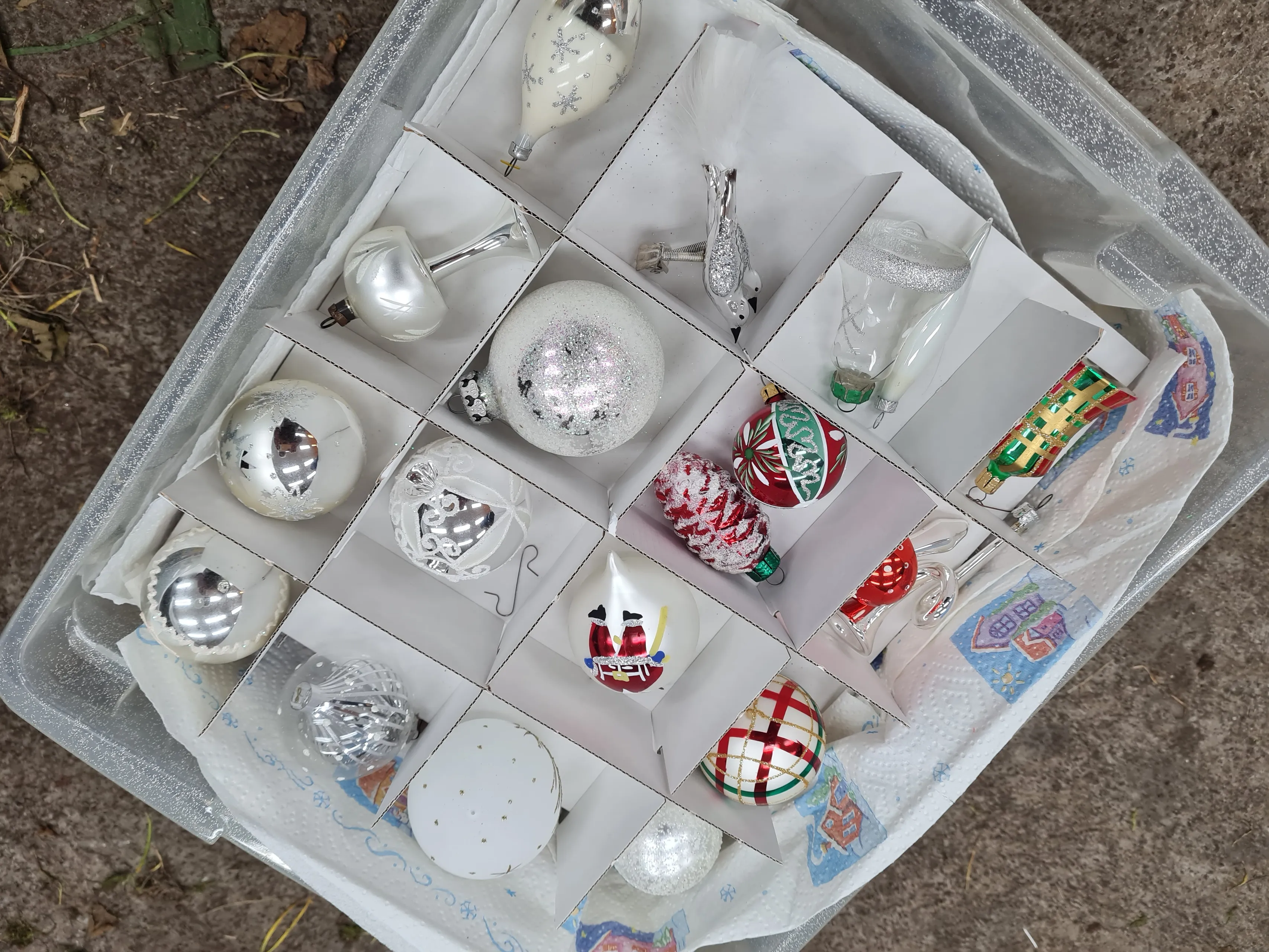 doos met kerstballen