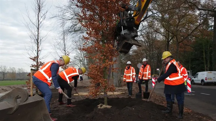 drie bestuurders planten boom bij opening vernieuwde kruising hertekop