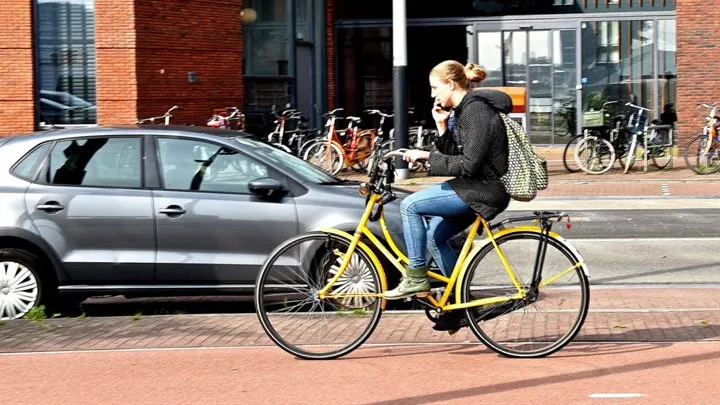 fietsend meisje met smartphone
