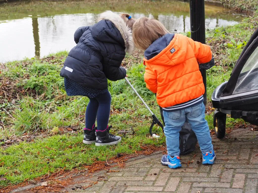 gastkinderen prikken afval