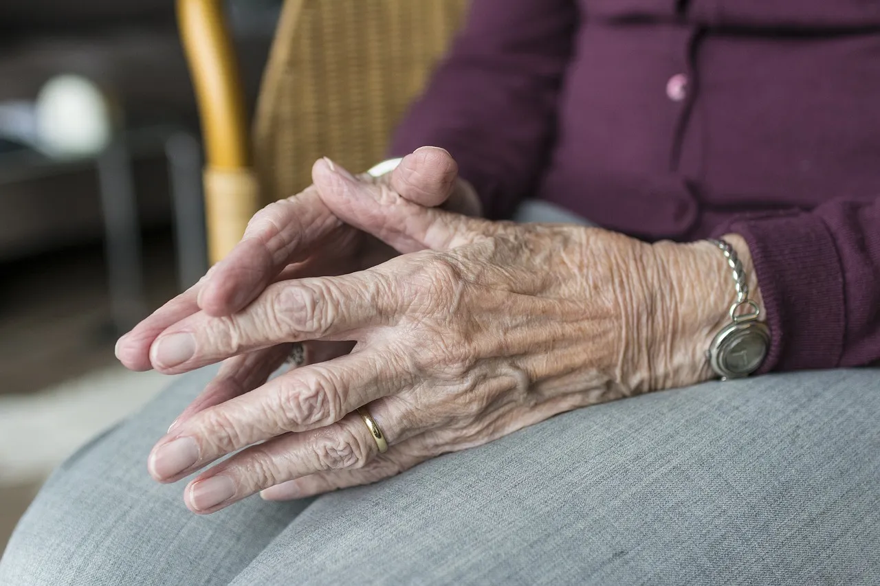 hand 2906425 1280