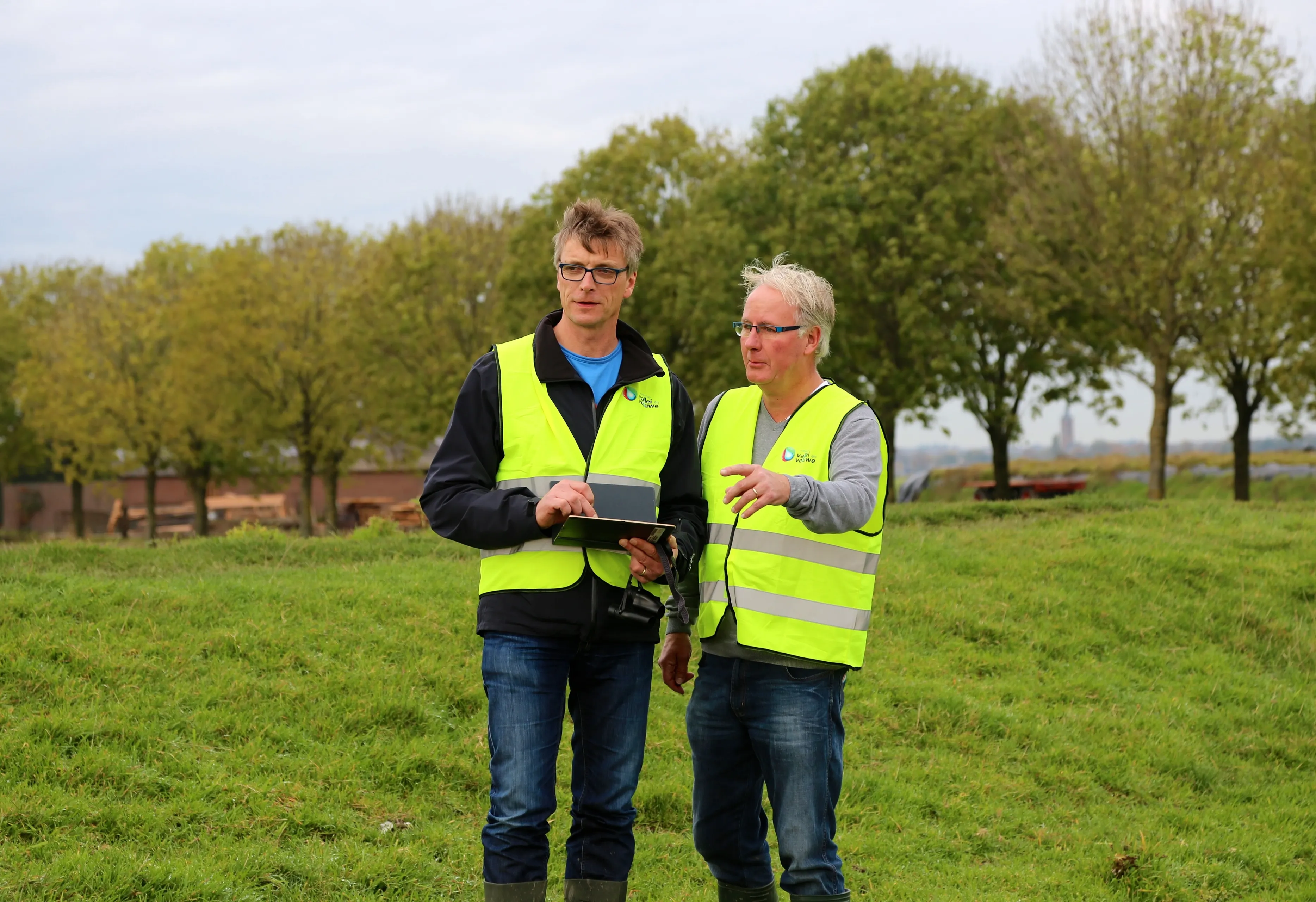 heemraad schoonman links tijdens een eerdere slootcontrole samen met een medewerker