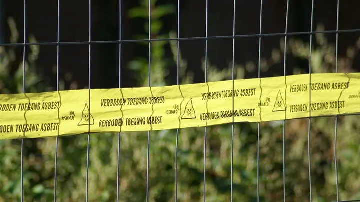 hekwerk met asbestwaarschuwing
