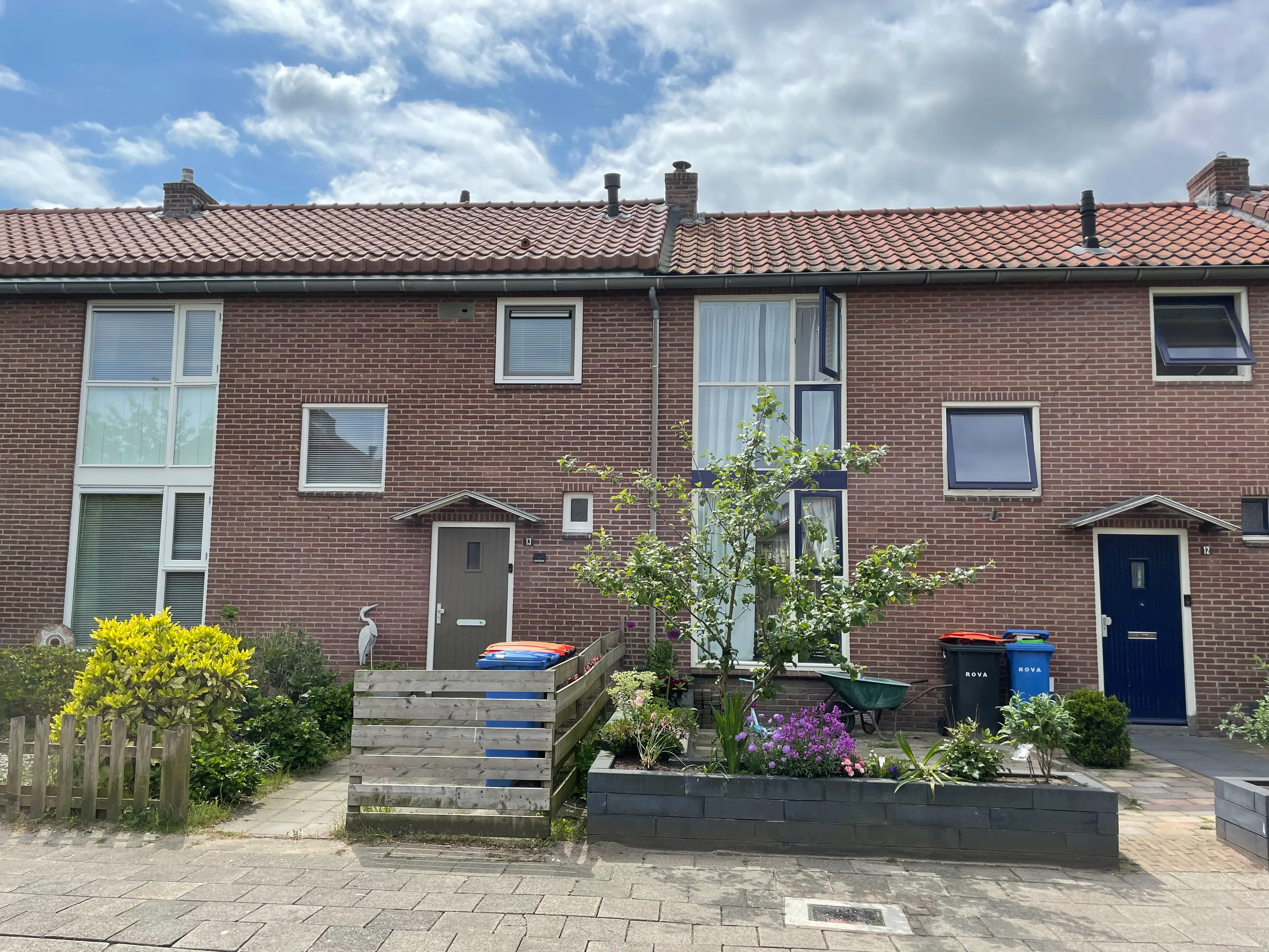 het dak links met isolatie en knikpan ligt hoger dan rechts