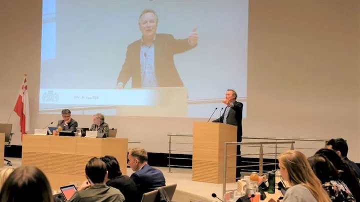 informateur bram van ojik licht zijn bevidingen toe in de statenzaal