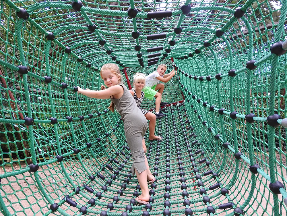 klim en klauter tussen de dieren