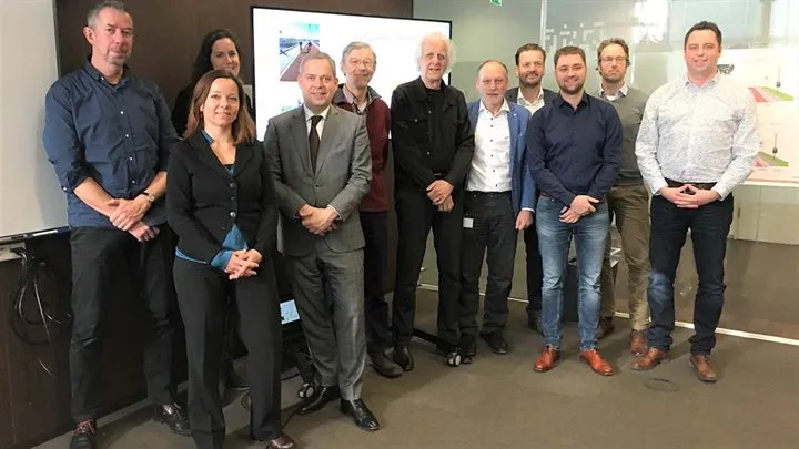 leden van de provinciale adviesraad snelfietsroutes en gedeputeerde dennis straat