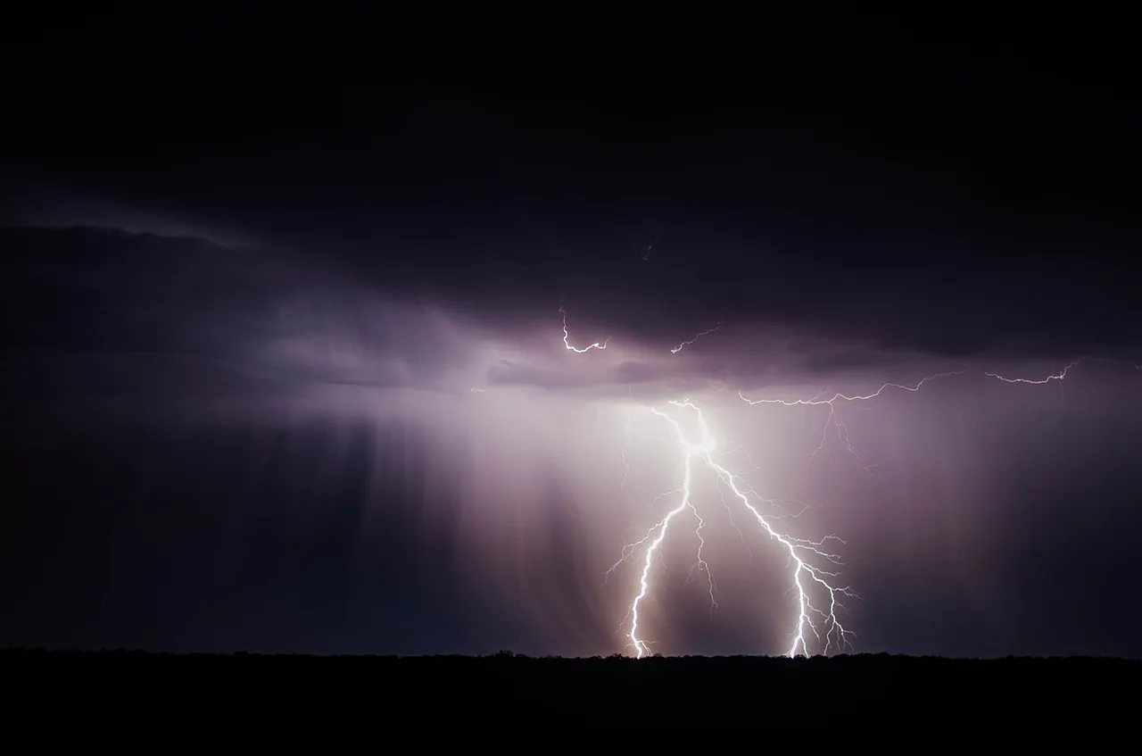 lightning bolt 768801 1280