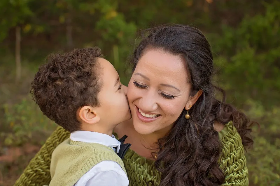 mother and son 2197190 960 720
