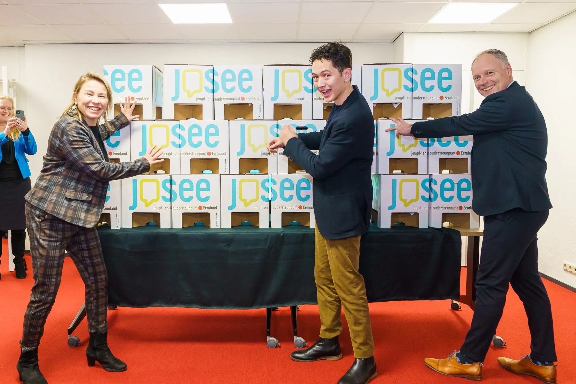 pam van de weijer feuerstein ouder opr jasper van den brink leerlingenraad corderius college en patrick kiel wethouder leusden lanceren het nieuwe steunpunt