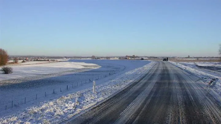 provinciale weg door sneeuwlandschap 1200x675