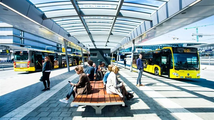 reizigers bij station utrecht cs