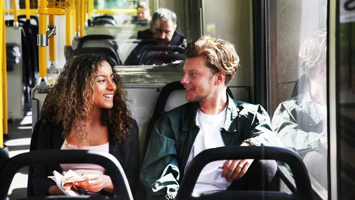 reizigers in bus lachen naar elkaar