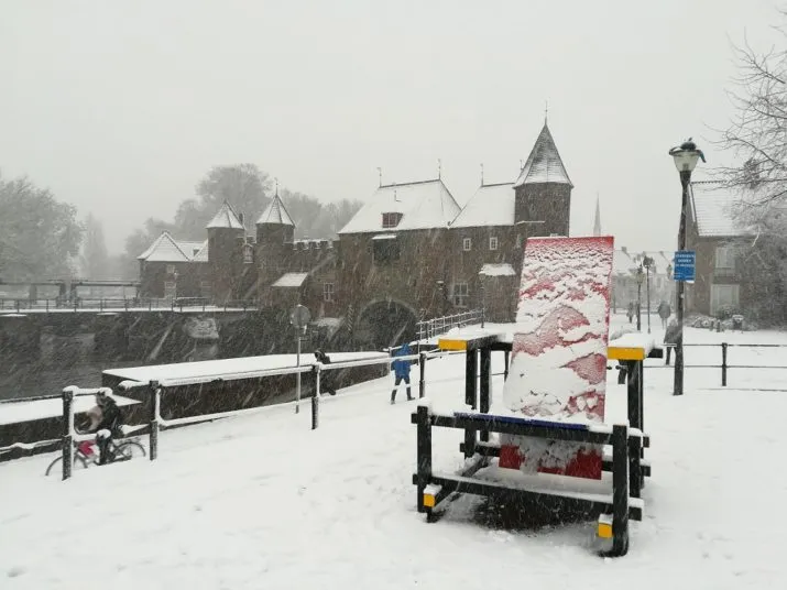 rietveldstoel koppelpoort sneeuw e1513190778596