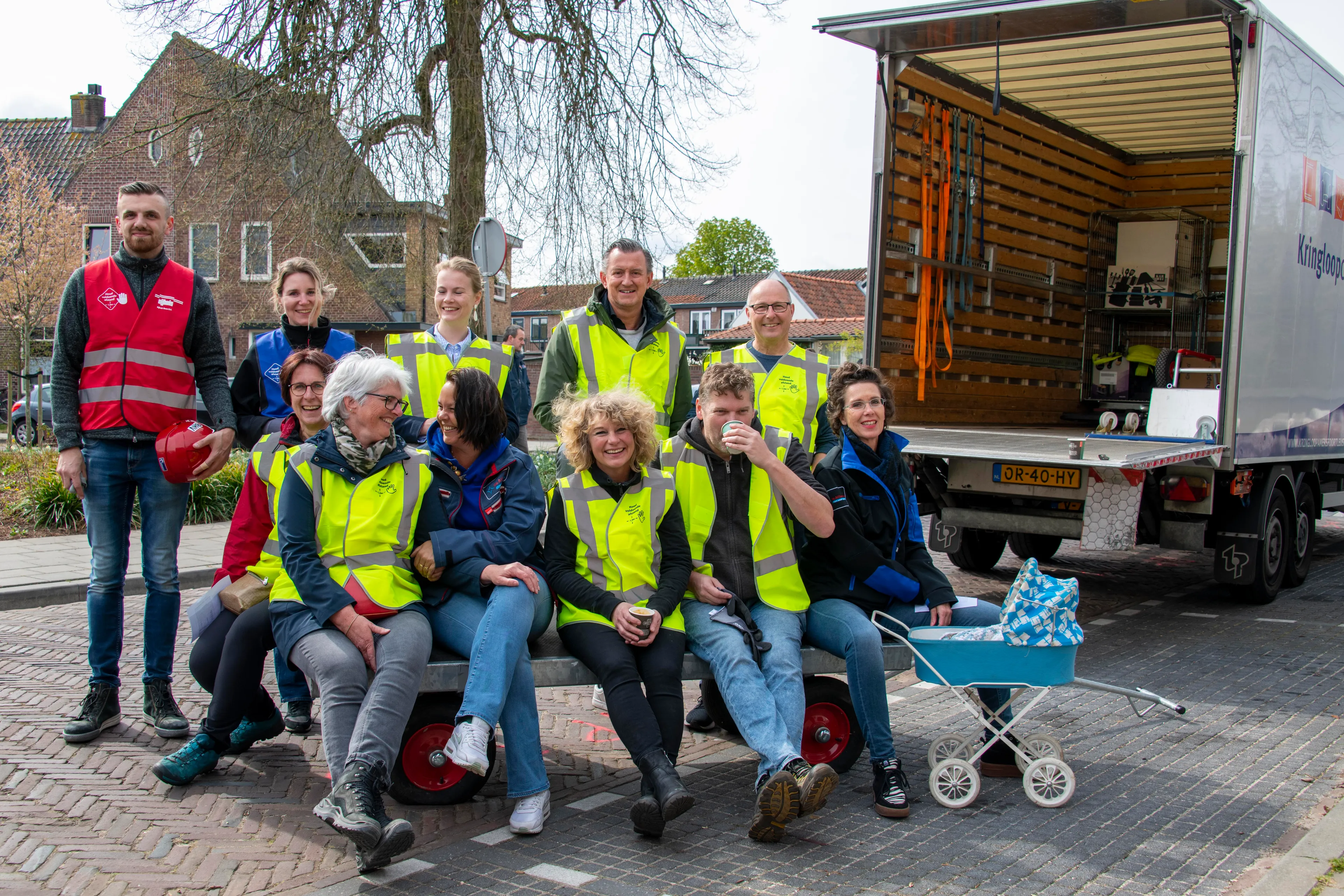 samen de handen uit de mouwen