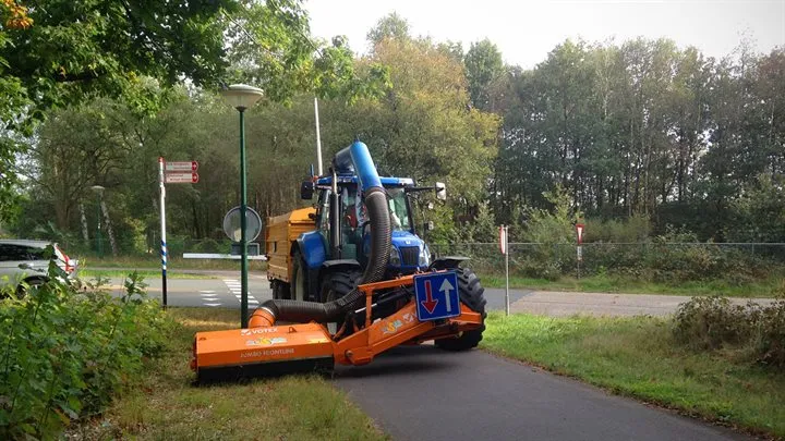 tractor maait berm