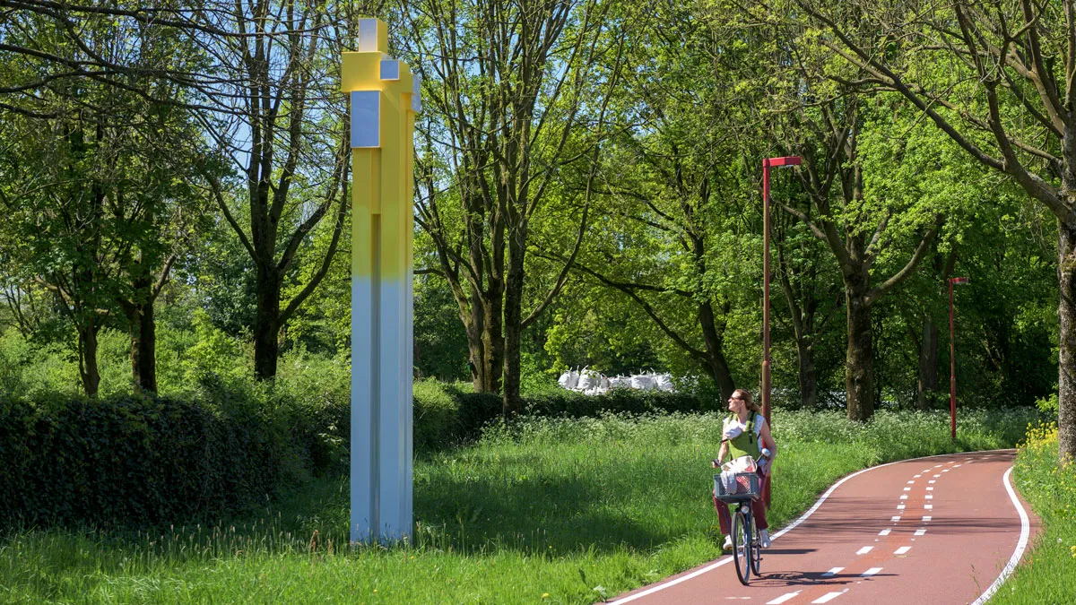 vrouw fietst langs beeld de stijl fietsroute