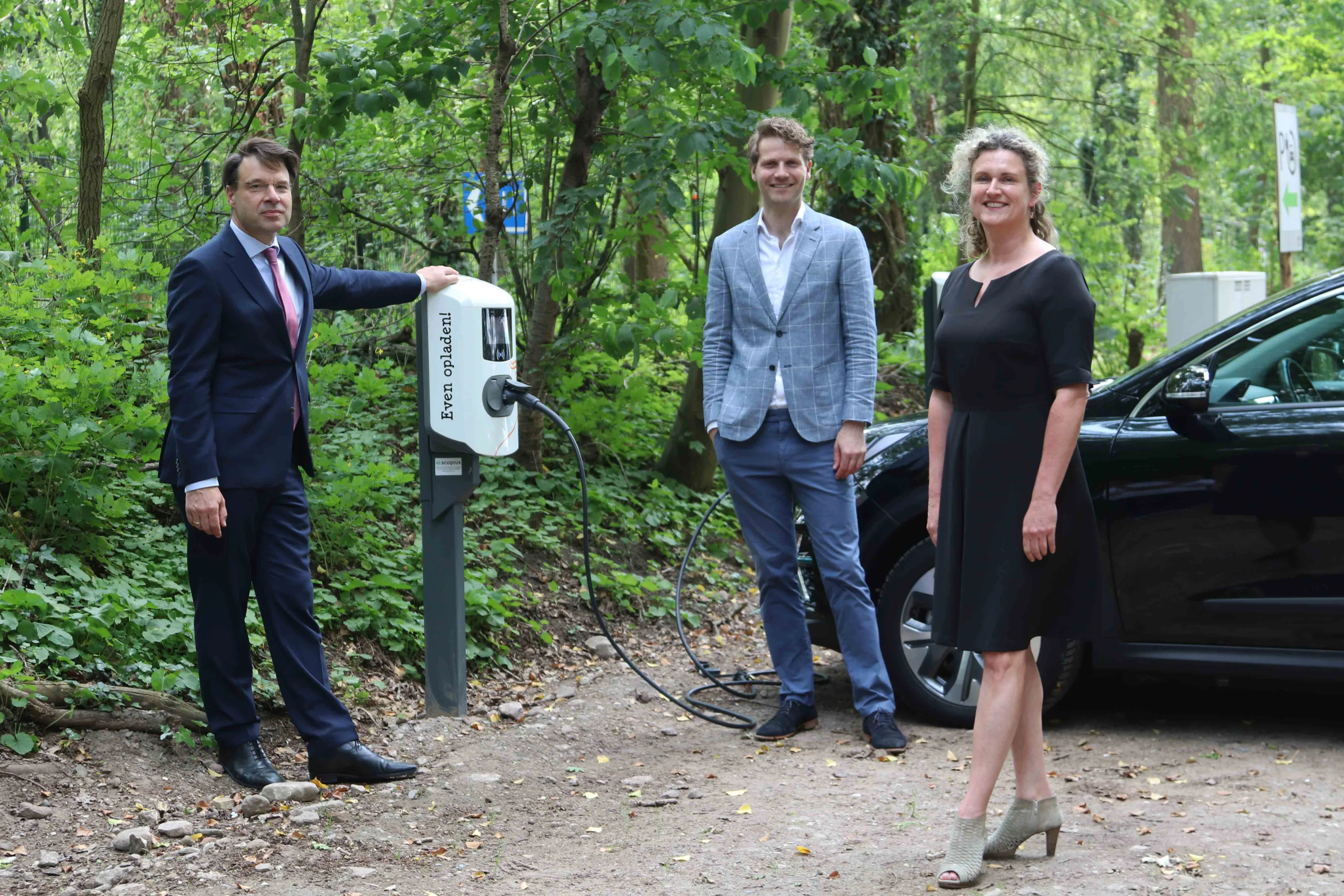 wethouder roald van der linde gemeente amersfoort l pieter zijlema scopius m algemeen directeur astrid wassenaar dierenpark amersfoort r
