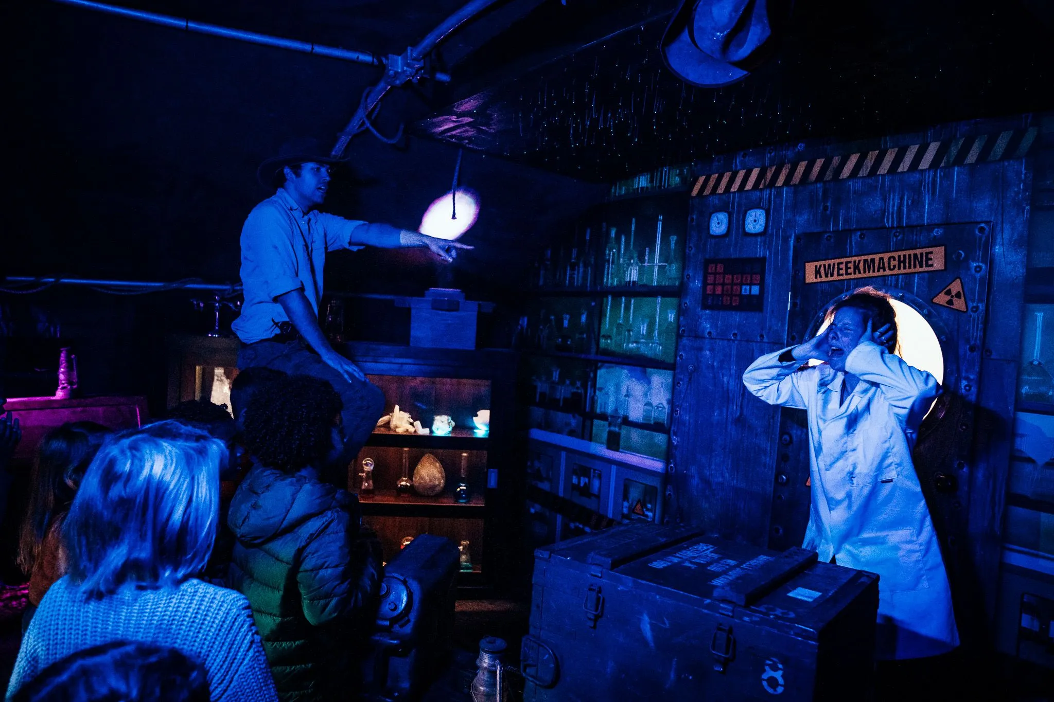 aan de bezoekers de belangrijke taak om het dinojong op te sporen en de levensgevaarlijke bewegende dino en de kwaadaardige professor te stoppen