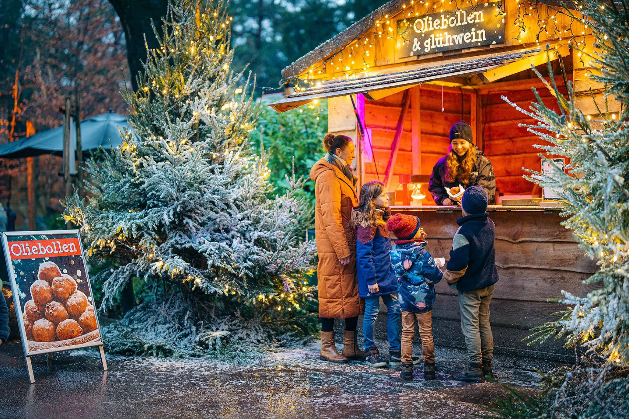 knisperende haardvuren winterse foodtrucks besneeuwde kerstbomen livemuziek magische winterillusies en de lichtjestrein