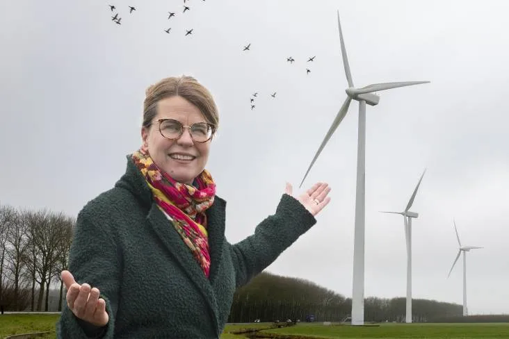 sophie schut bij windmolens