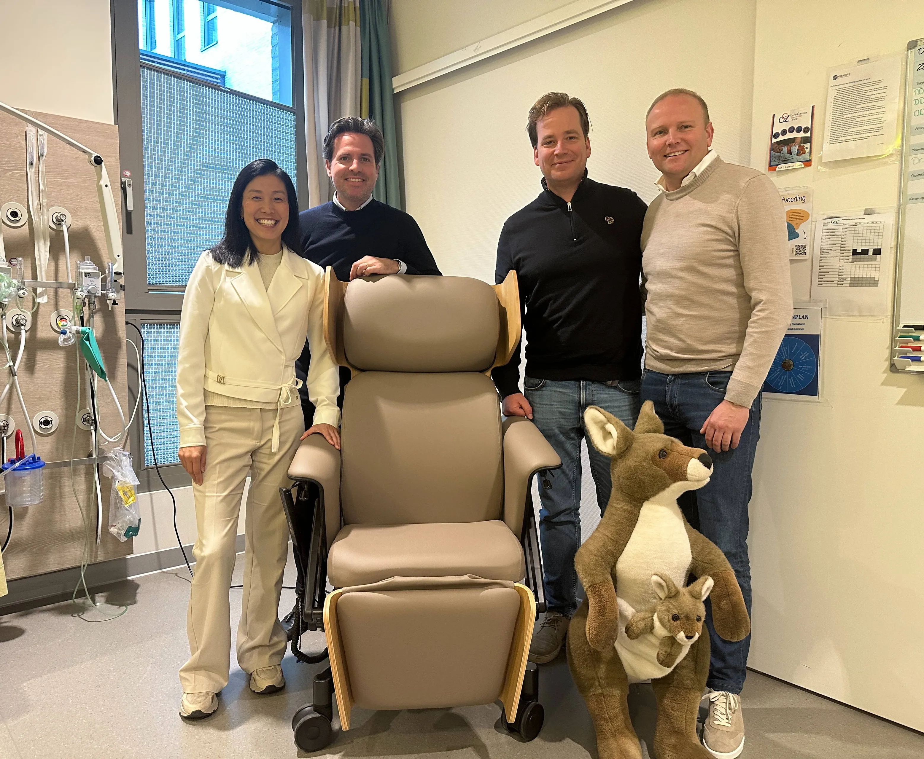 Strong Babies en Ronde Tafel 141 overhandigen buidelstoel aan Meander