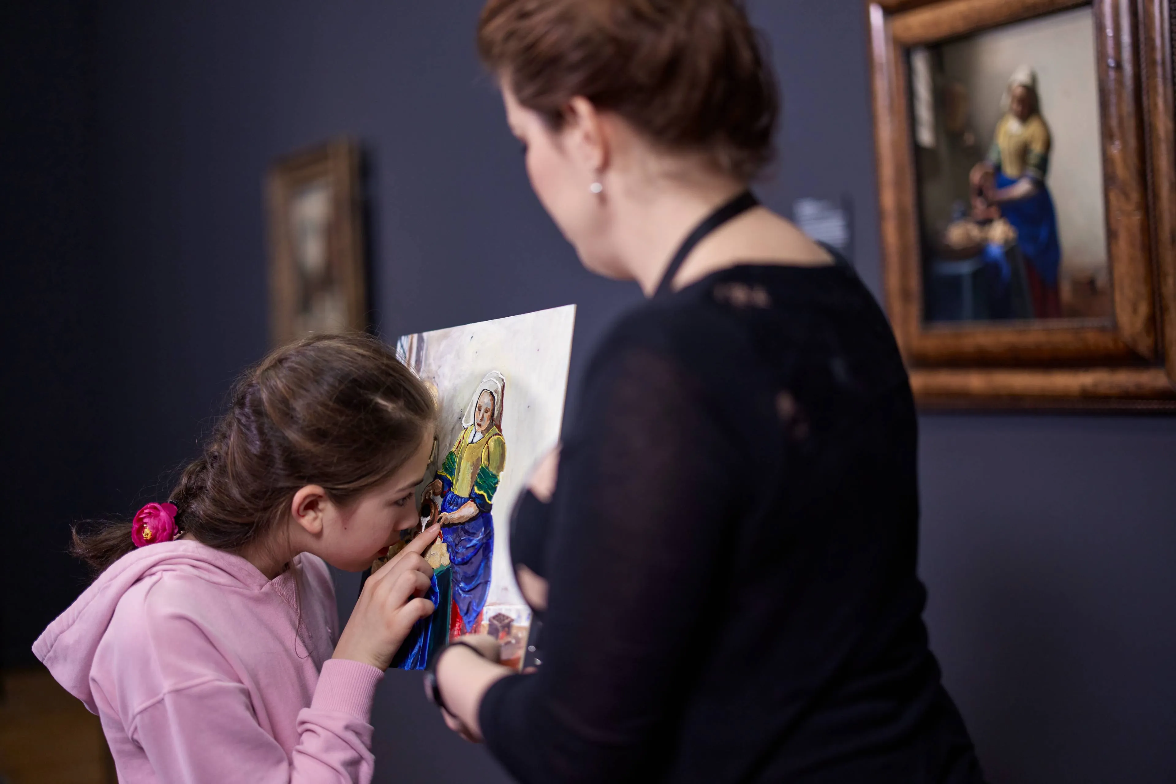 20260322-OA-Slechtziend meisje bestudeert het voelschilderij van Het melkmeisje