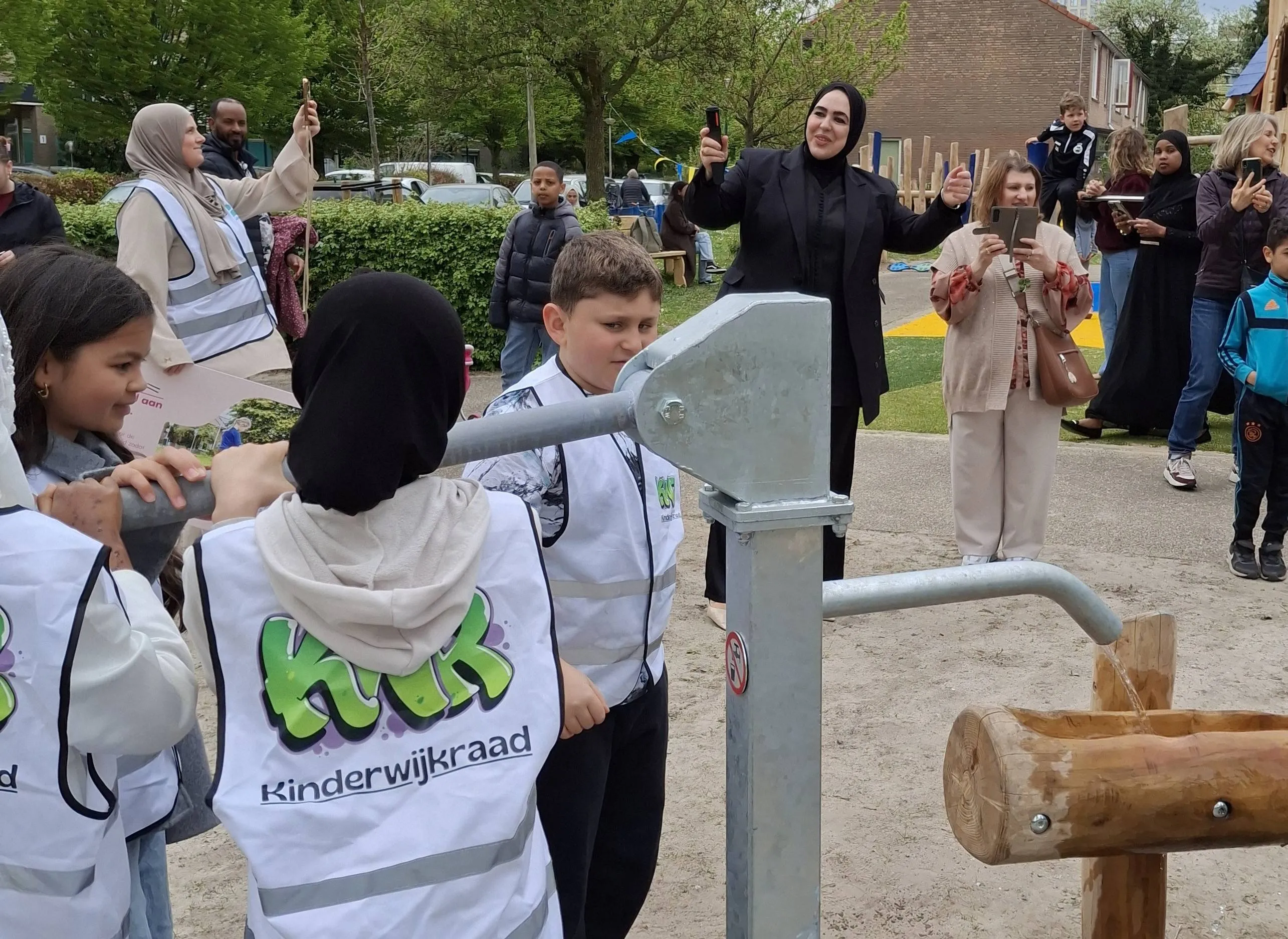 Foto opening speeltuin Zwaluwenstraat Liendert