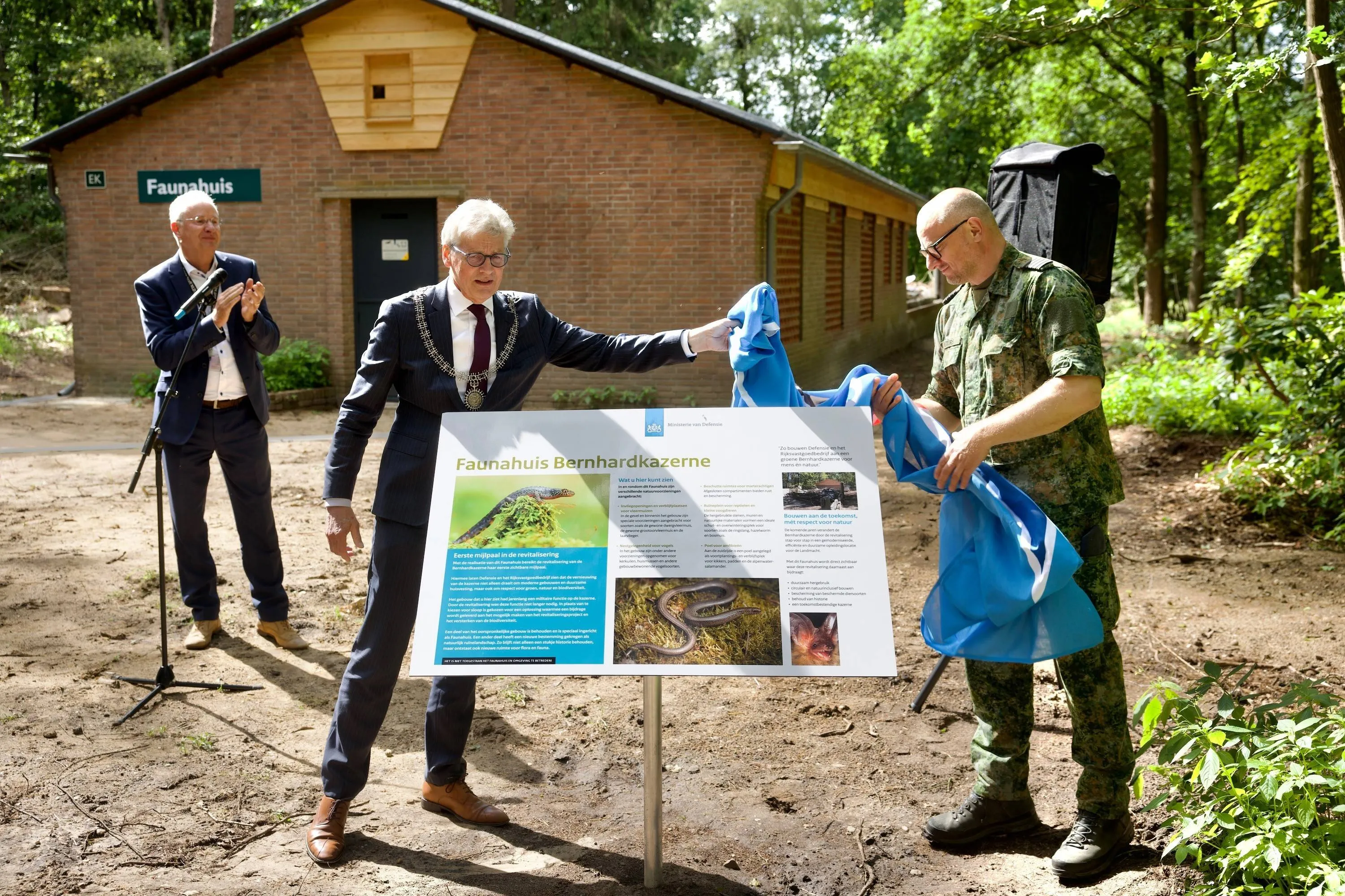 Faunahuis onthulling bord 2