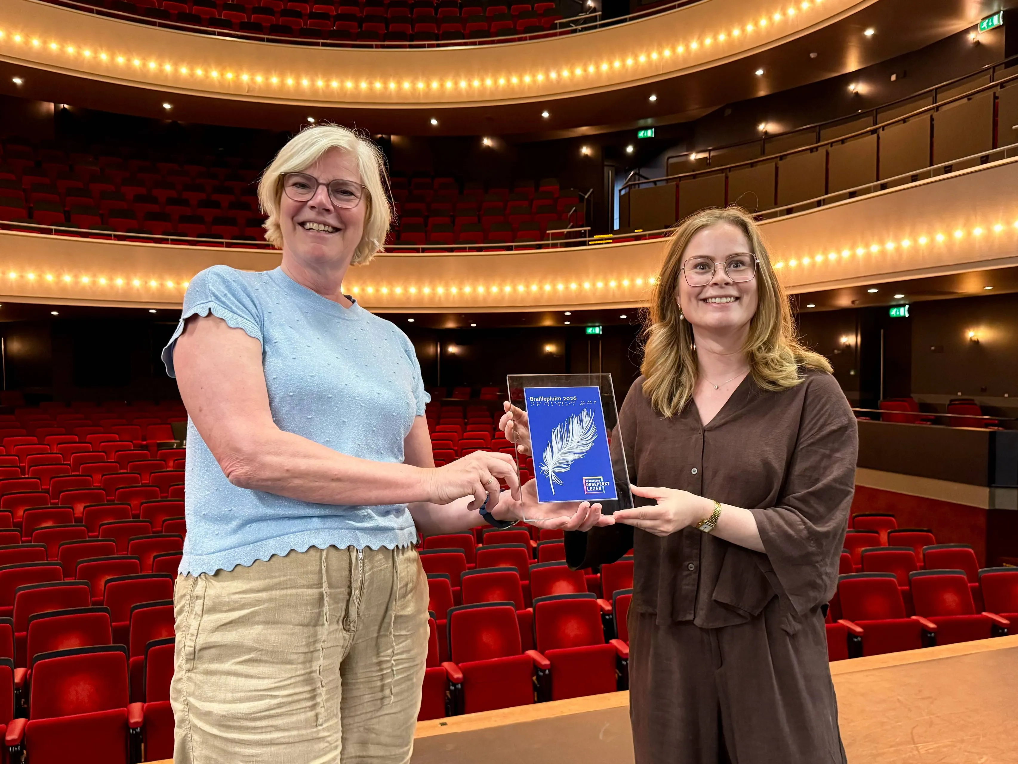 Monique Oudshoorn (Onbeperkt Lezen) en Marianne ter Avest (Flint theater)