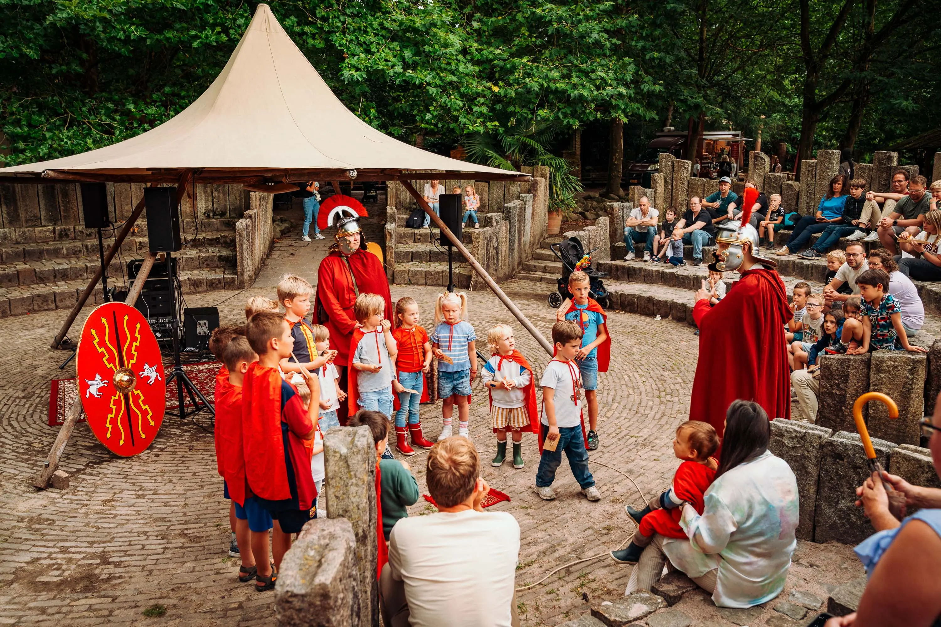 In de Arena heerst er een mediterrane sfeer, waar livemuziek wordt afgewisseld met een gladiatorengevecht waarbij kinderen strijden voor de leeuwen