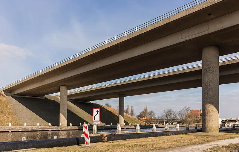 brug in autosnelweg a7