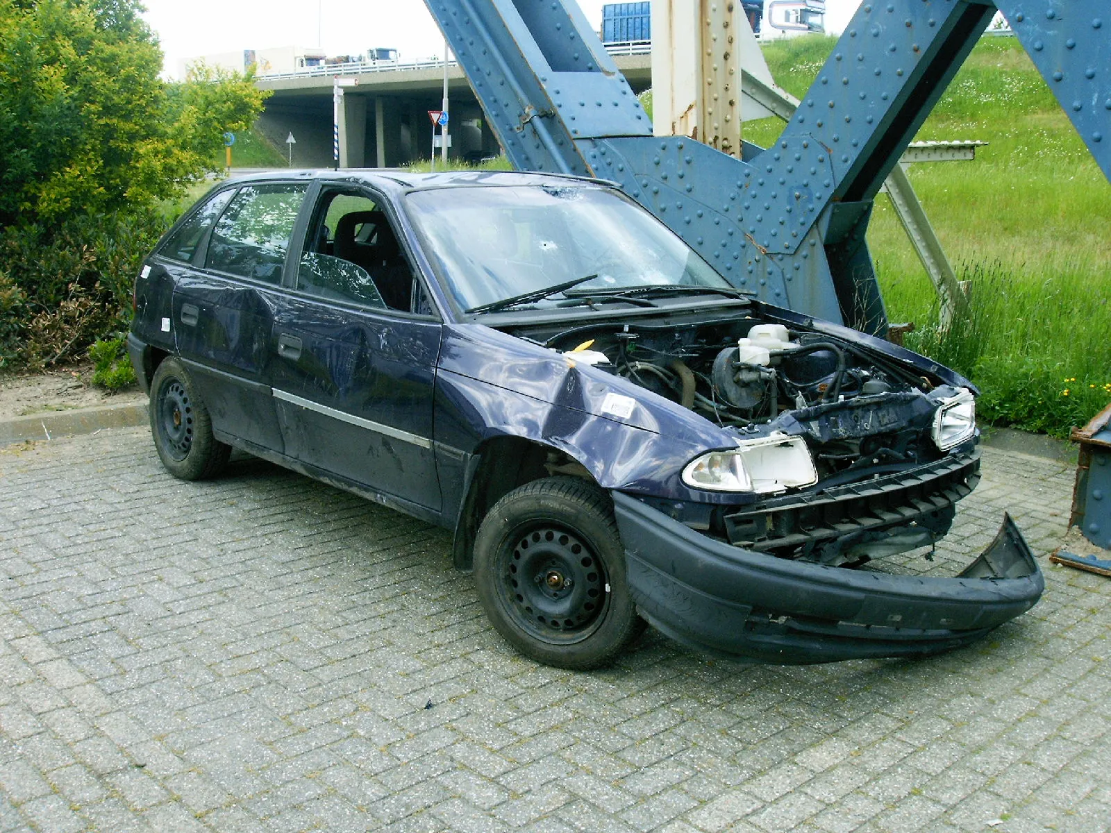 crashed opel astra f
