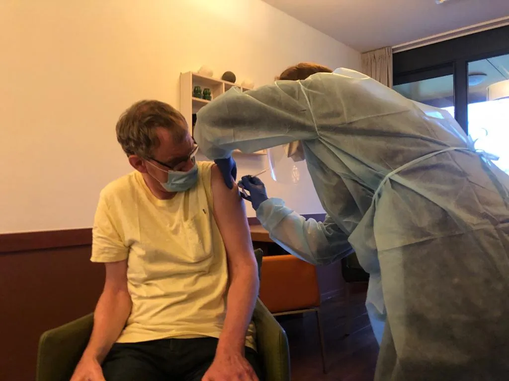 adrie van der made krijgt vaccinactie