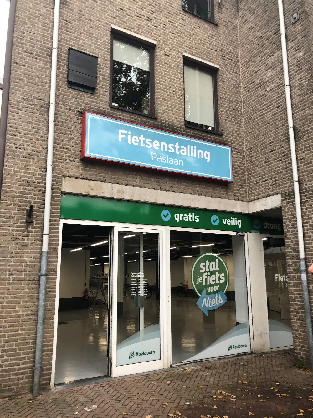 fietsenstalling buiten oude kijkshop gemeente apeldoorn