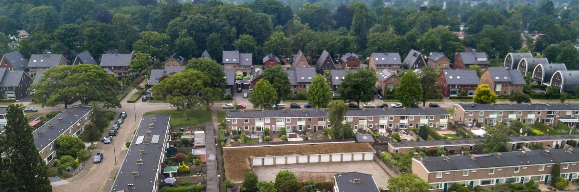Luchtfoto van de wijk Kerschoten in Apeldoorn bij bericht over het warmtenet
