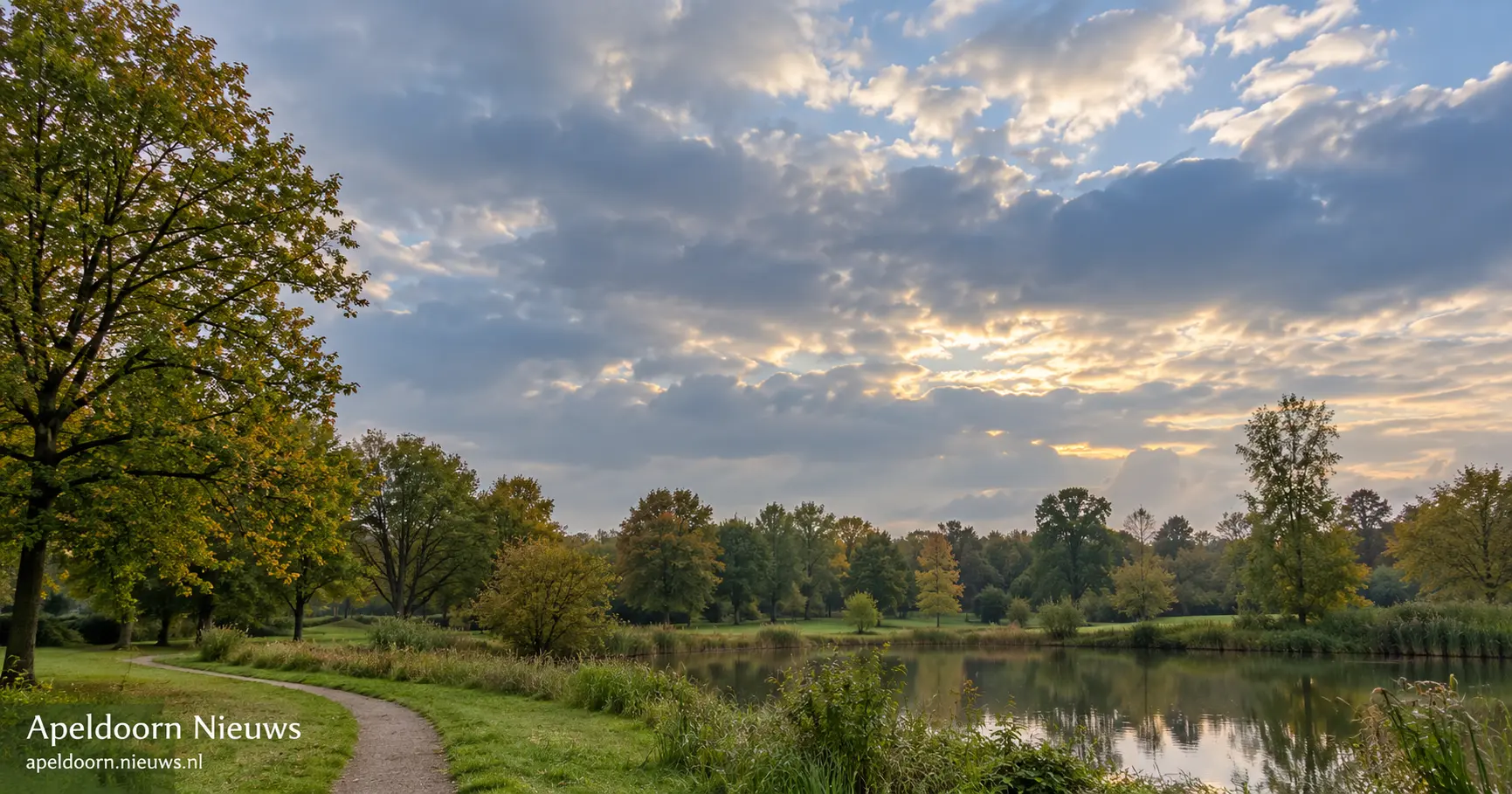 AI-illustratie bij het weer in Apeldoorn: wolkenlucht boven een groen park
