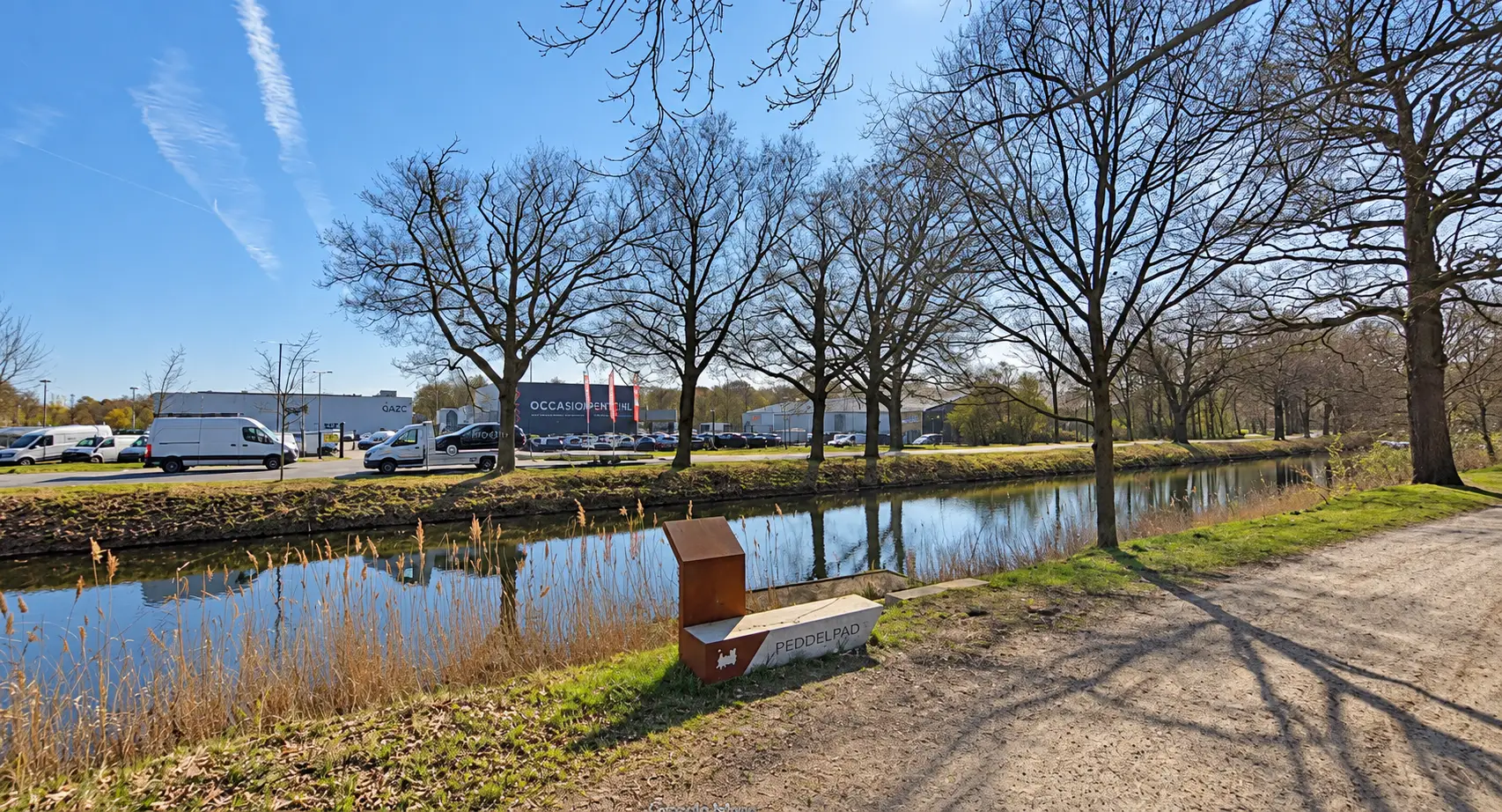 Bankje langs een Nederlandse gracht