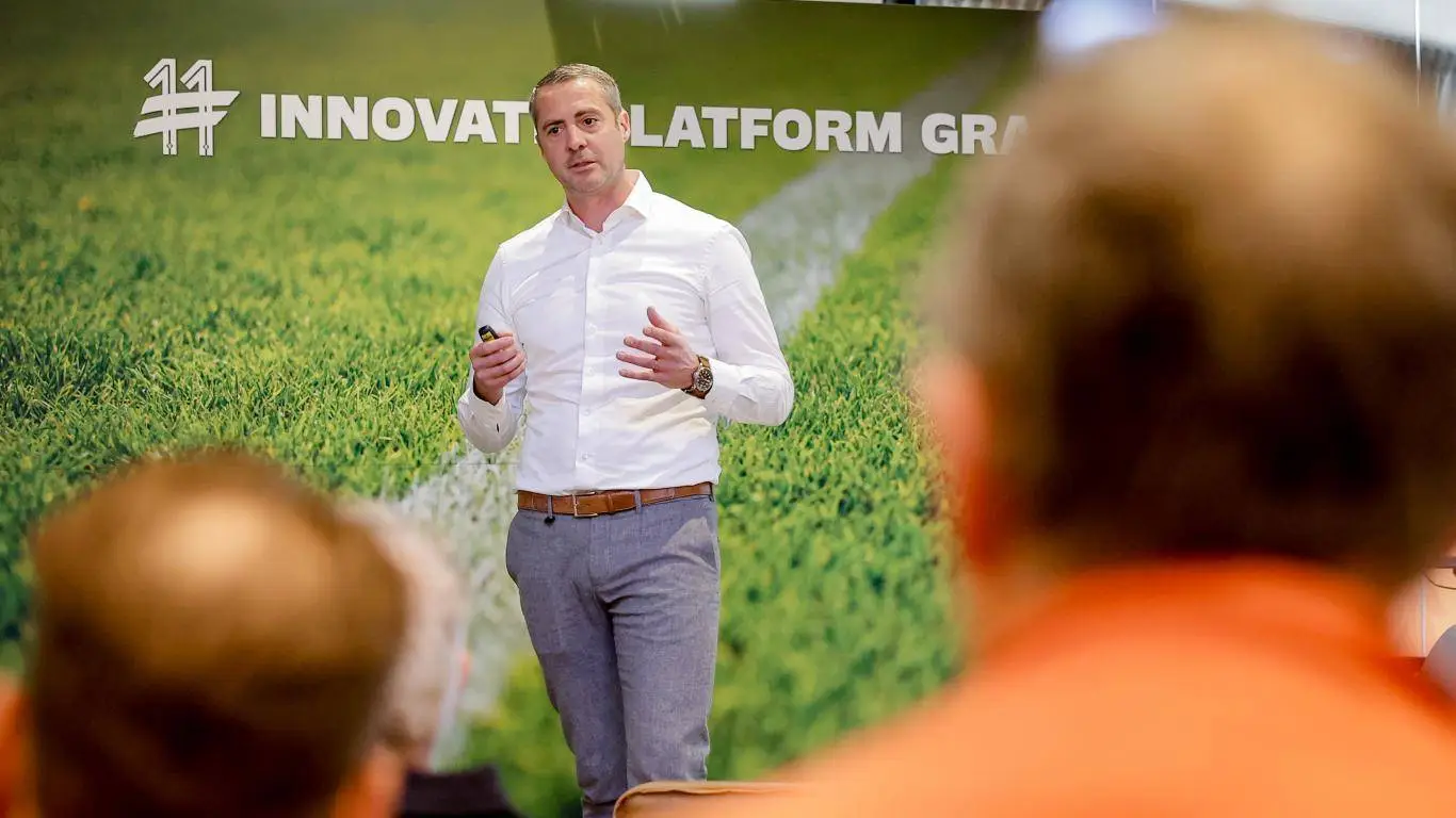 Spreker bij een bijeenkomst van Innovatieplatform GRAS