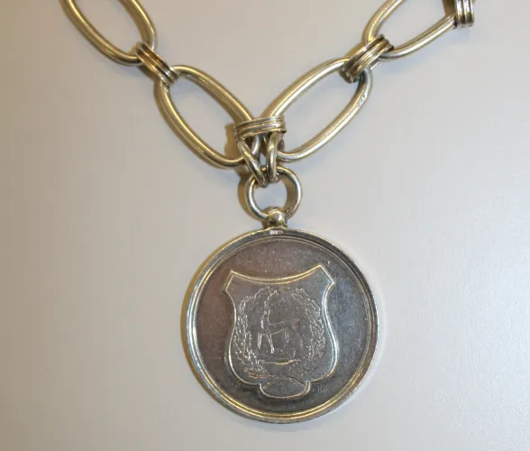 ambtsketen 588x500 1